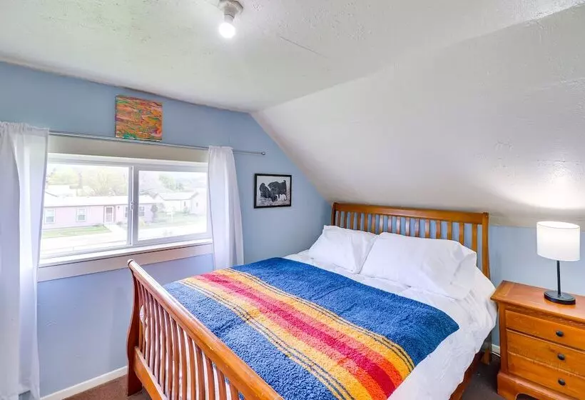 Pet Friendly Home W/ Yard & Mountain Views!