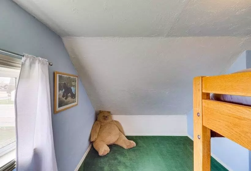 Pet Friendly Home W/ Yard & Mountain Views!