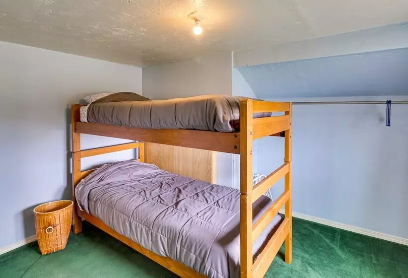 Pet Friendly Home W/ Yard & Mountain Views!