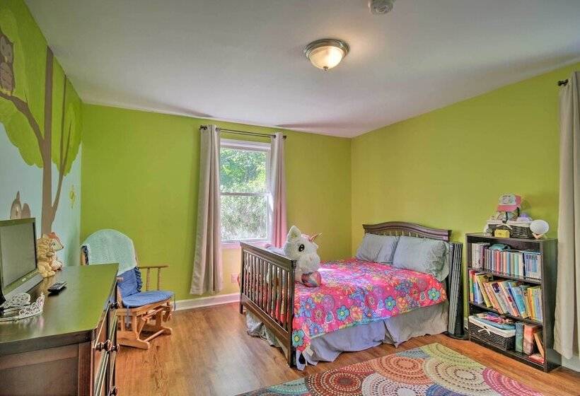 Quiet Columbia Home W/ Fire Pit & Pool Table!