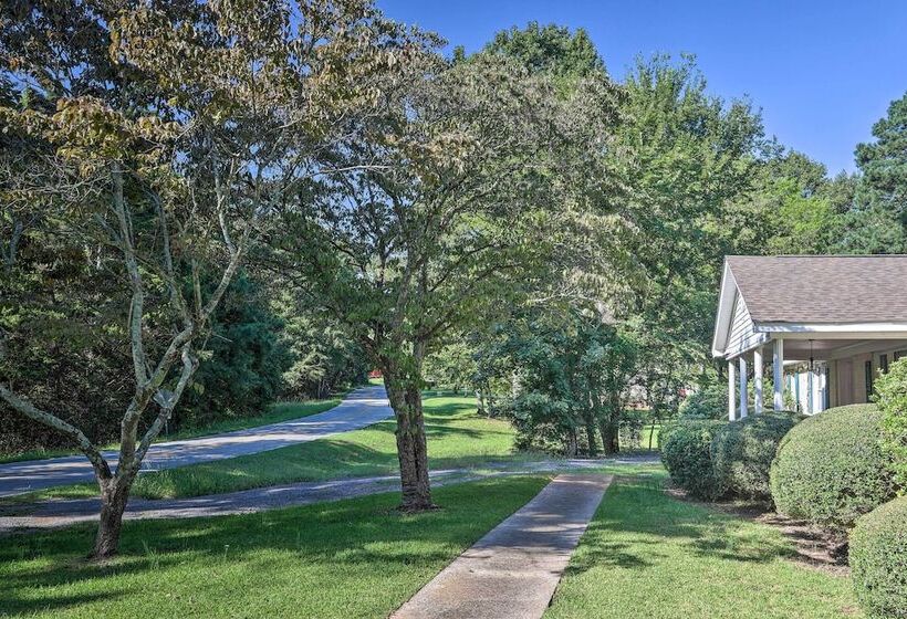 Quiet Columbia Home W/ Fire Pit & Pool Table!