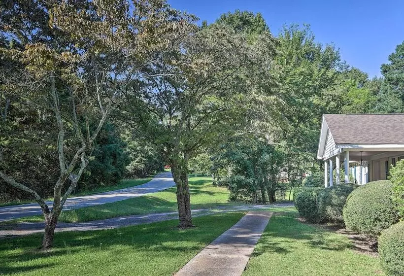 Quiet Columbia Home W/ Fire Pit & Pool Table!