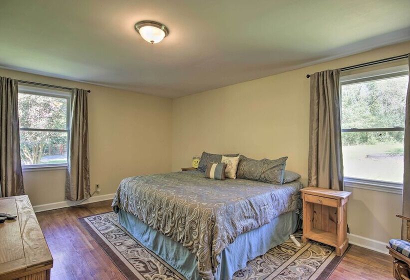 Quiet Columbia Home W/ Fire Pit & Pool Table!