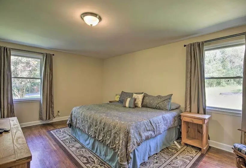 Quiet Columbia Home W/ Fire Pit & Pool Table!