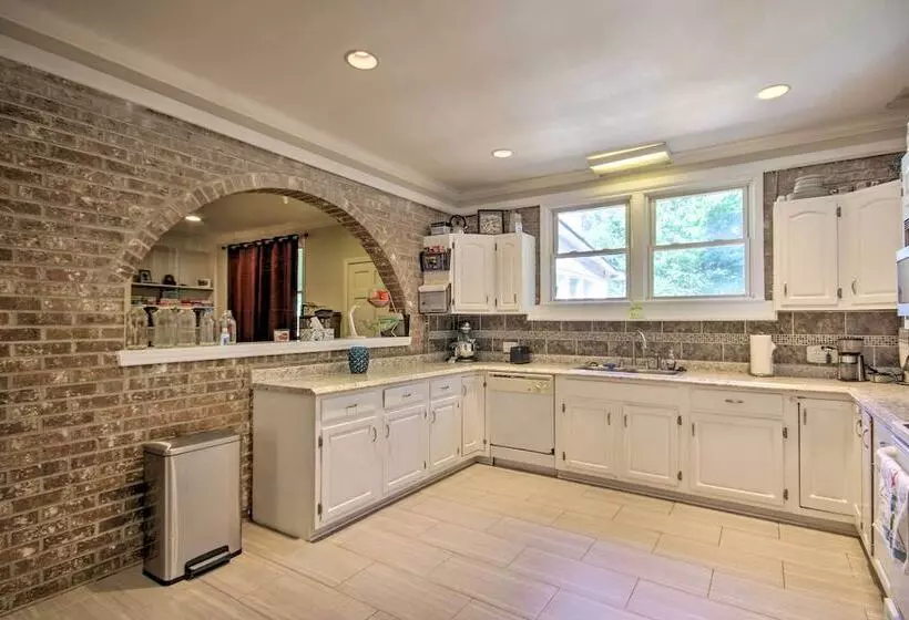Quiet Columbia Home W/ Fire Pit & Pool Table!