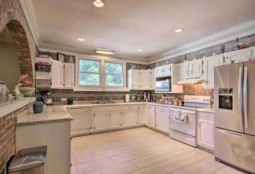 Quiet Columbia Home W/ Fire Pit & Pool Table!