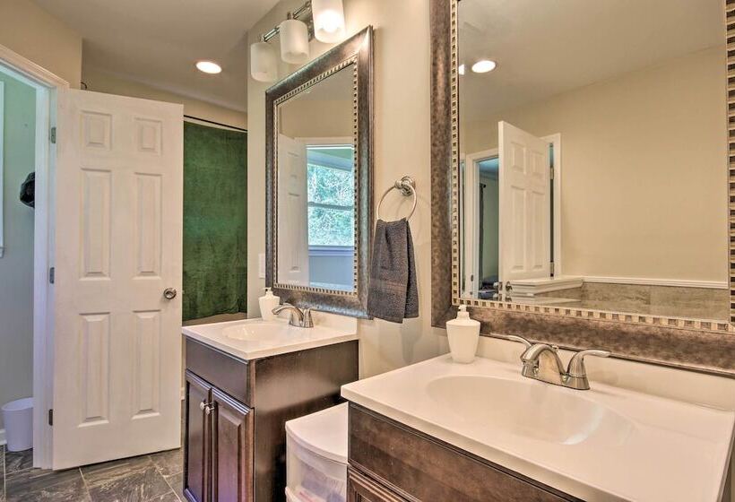 Quiet Columbia Home W/ Fire Pit & Pool Table!