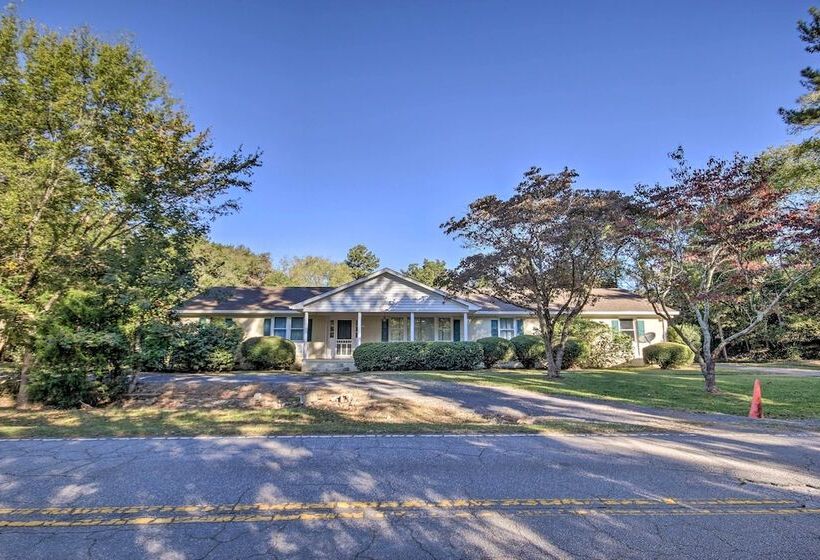 Quiet Columbia Home W/ Fire Pit & Pool Table!