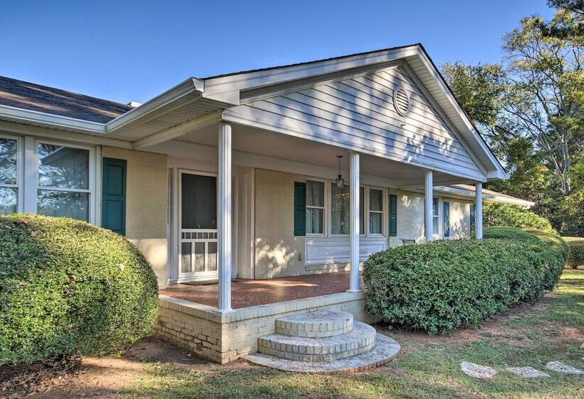 Quiet Columbia Home W/ Fire Pit & Pool Table!