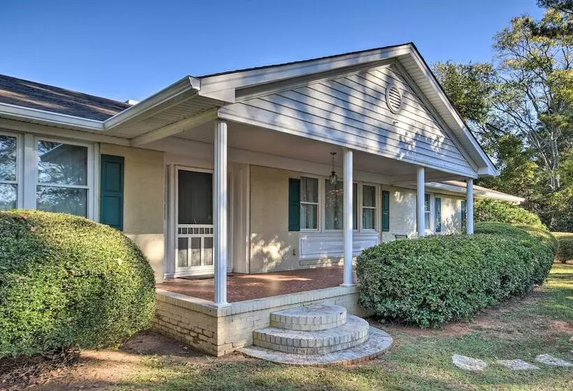 Quiet Columbia Home W/ Fire Pit & Pool Table!