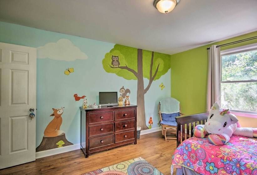 Quiet Columbia Home W/ Fire Pit & Pool Table!