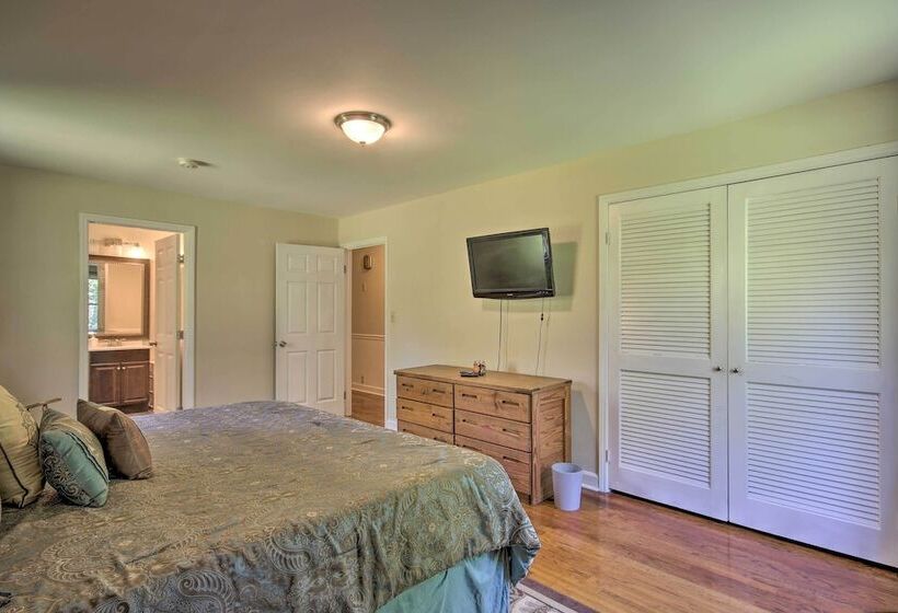 Quiet Columbia Home W/ Fire Pit & Pool Table!