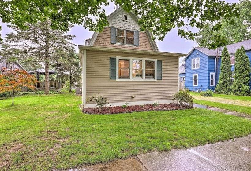 Renovated Lake Geneva Home Near Dtwn + Beach!