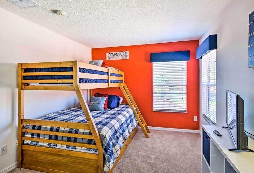 Pool & Hot Tub: Resort Style Davenport Villa