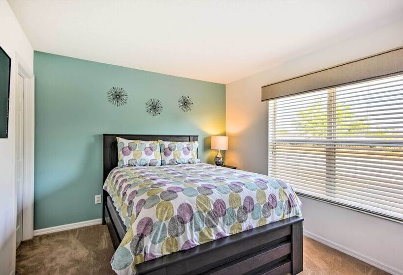 Pool & Hot Tub: Resort Style Davenport Villa