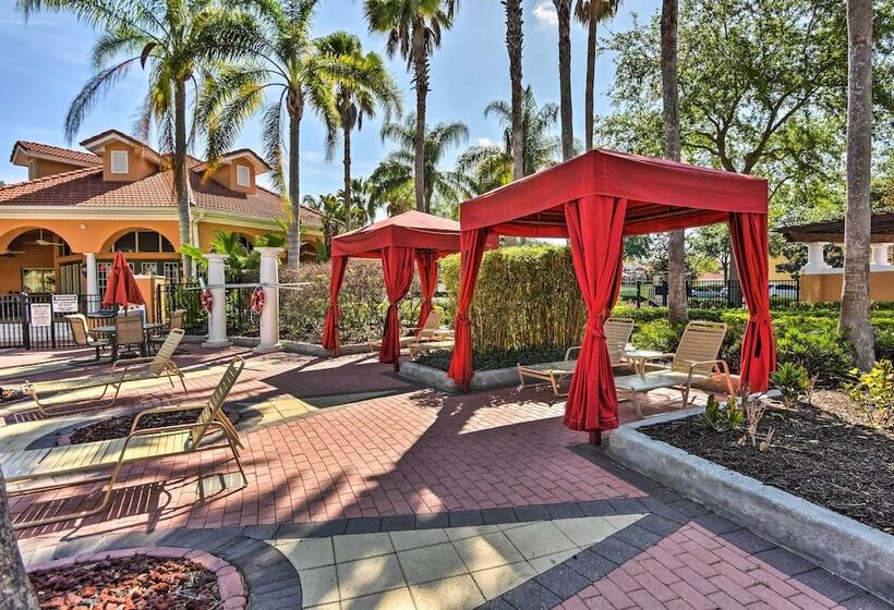 Pool & Hot Tub: Resort Style Davenport Villa