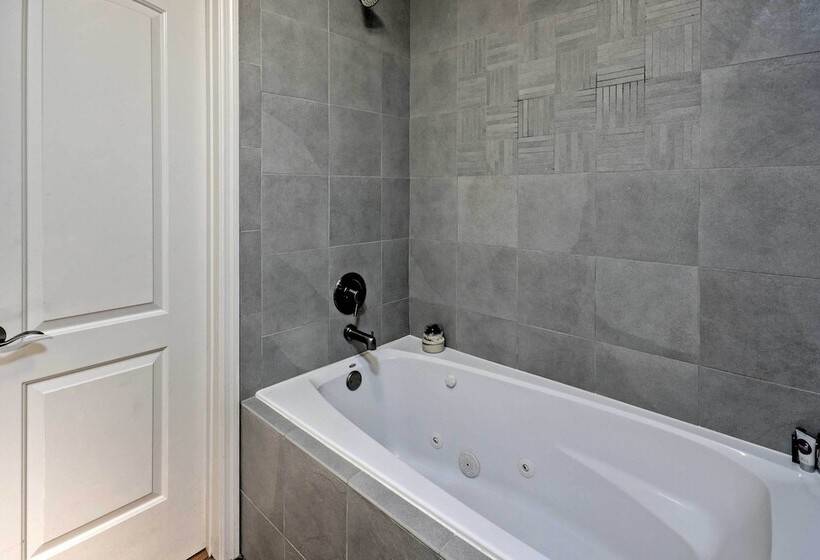 Sarasota House W/ Backyard Oasis: 6 Mi To Beach!