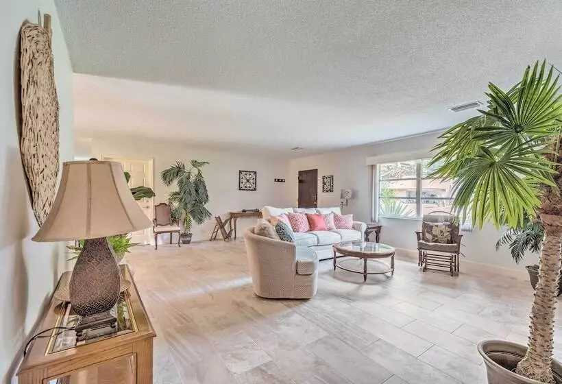 Sunny Crystal River Home W/ Screened In Porch