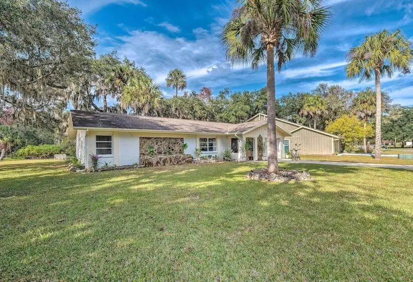 Sunny Crystal River Home W/ Screened In Porch