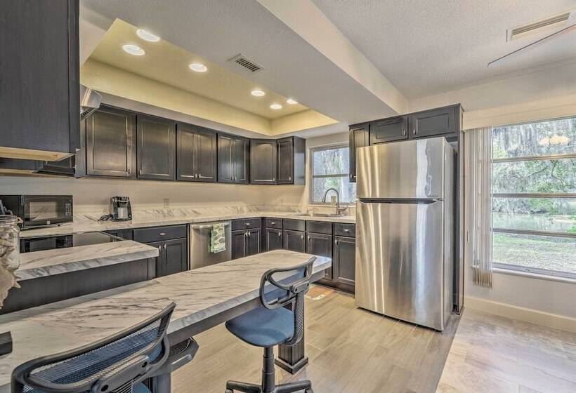 Sunny Crystal River Home W/ Screened In Porch