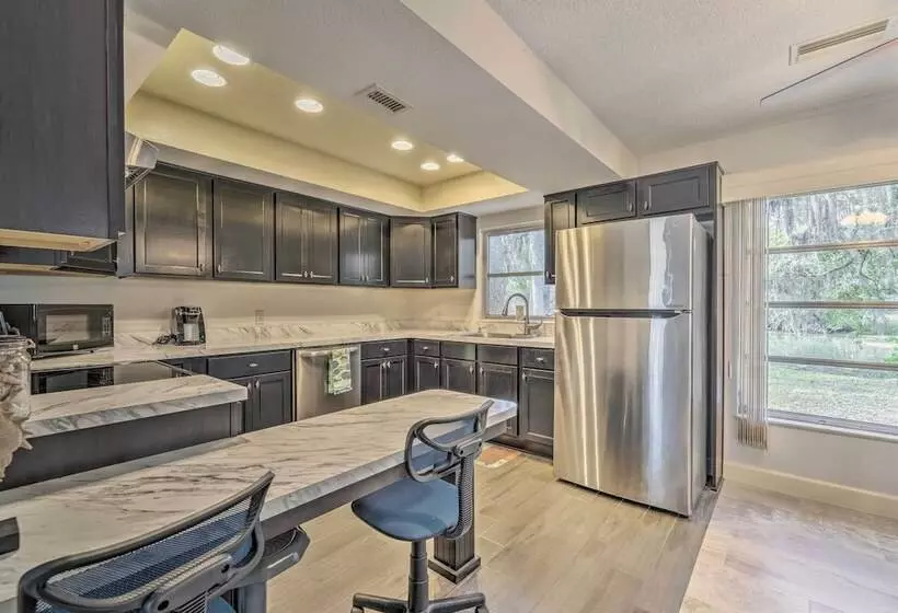 Sunny Crystal River Home W/ Screened In Porch