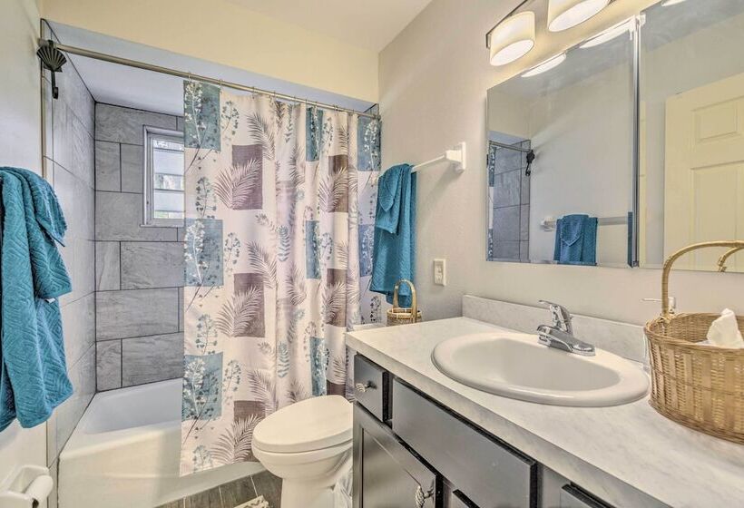 Sunny Crystal River Home W/ Screened In Porch