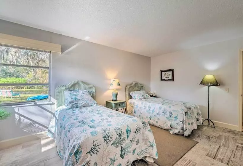 Sunny Crystal River Home W/ Screened In Porch