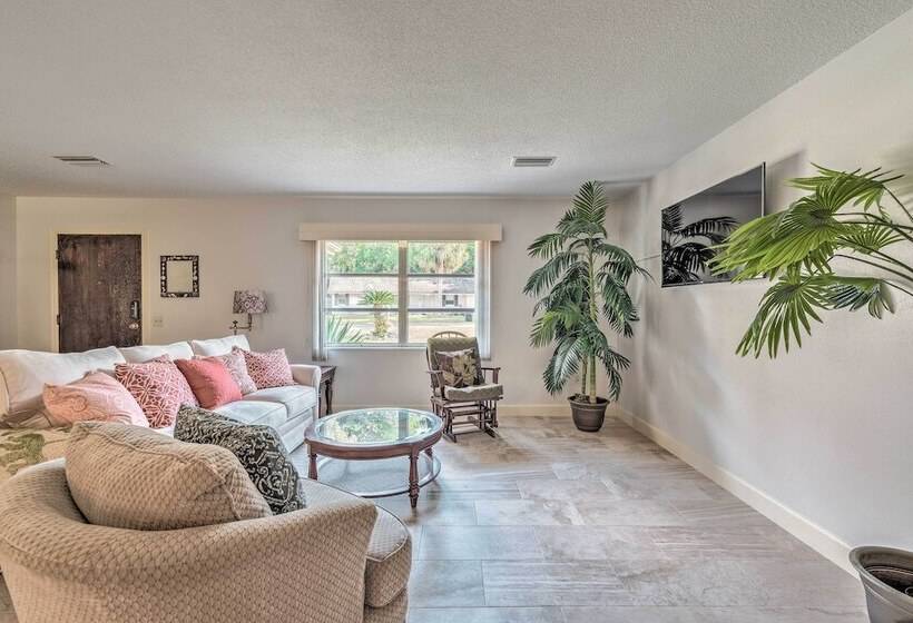 Sunny Crystal River Home W/ Screened In Porch