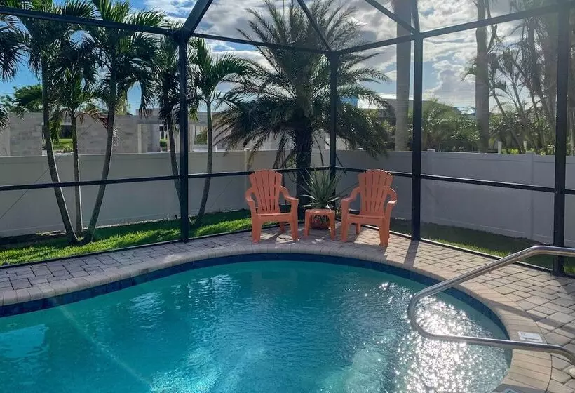 Hot Tub & Pool: Tropical Retreat In Cape Coral!