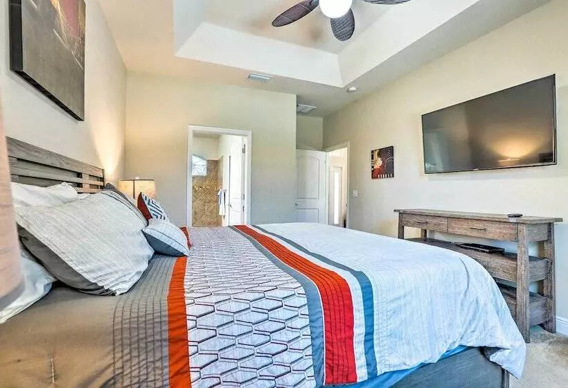 Hot Tub & Pool: Tropical Retreat In Cape Coral!