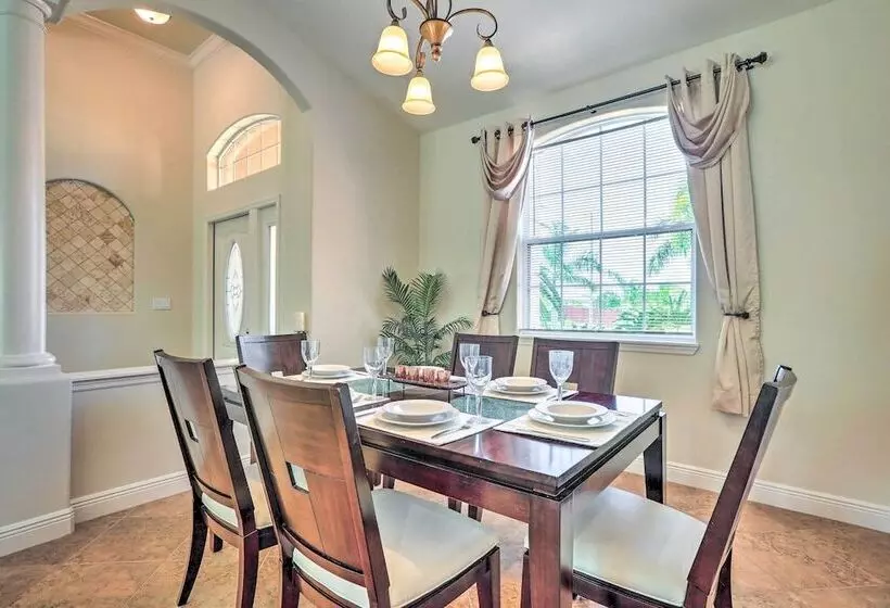 Hot Tub & Pool: Tropical Retreat In Cape Coral!