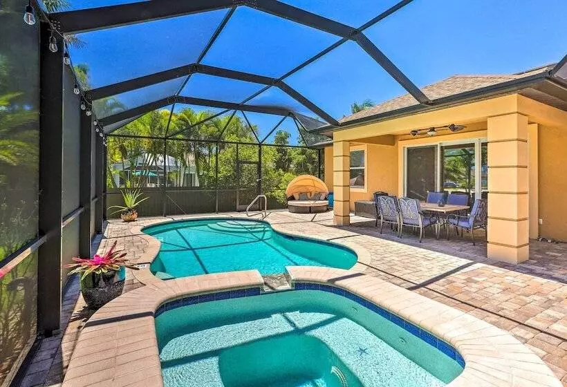Hot Tub & Pool: Tropical Retreat In Cape Coral!