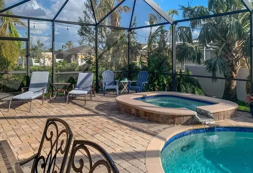 Hot Tub & Pool: Tropical Retreat In Cape Coral!