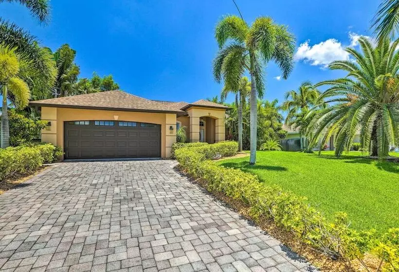 Hot Tub & Pool: Tropical Retreat In Cape Coral!