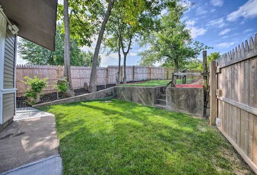 9 Mi To Dtwn: Vibrant St Louis Home!