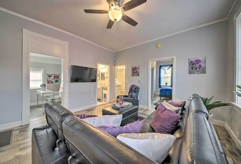 9 Mi To Dtwn: Vibrant St Louis Home!