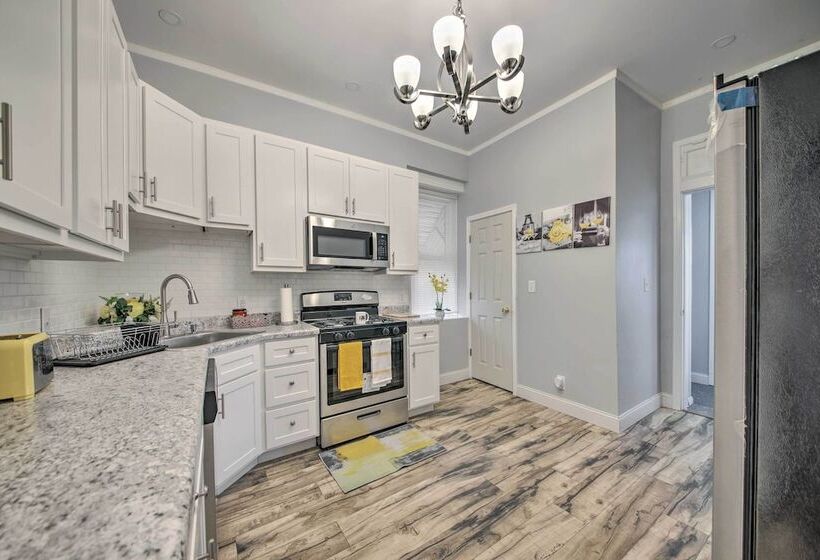 9 Mi To Dtwn: Vibrant St Louis Home!