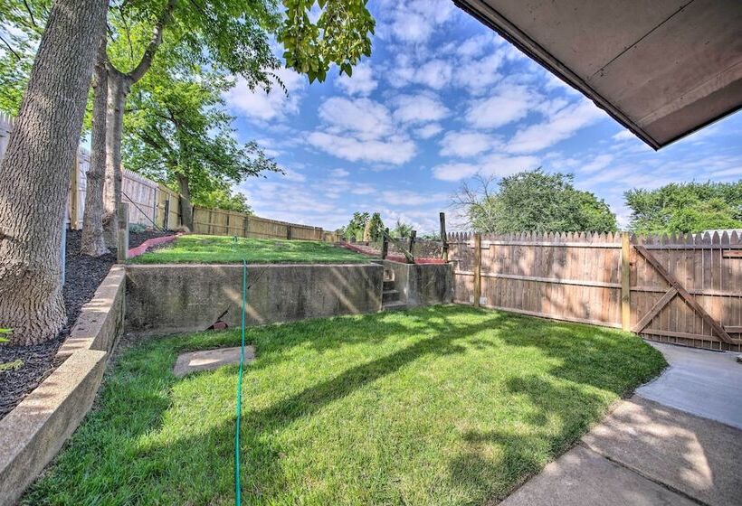 9 Mi To Dtwn: Vibrant St Louis Home!