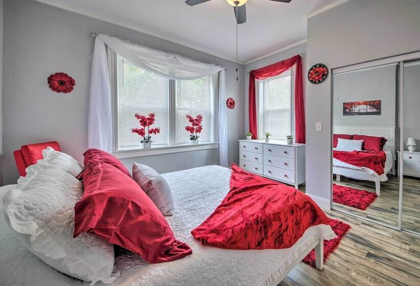 9 Mi To Dtwn: Vibrant St Louis Home!