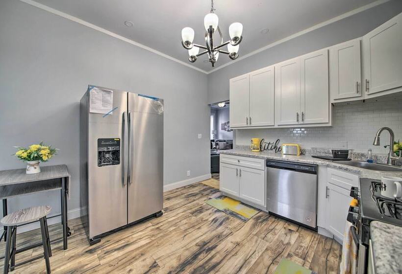 9 Mi To Dtwn: Vibrant St Louis Home!
