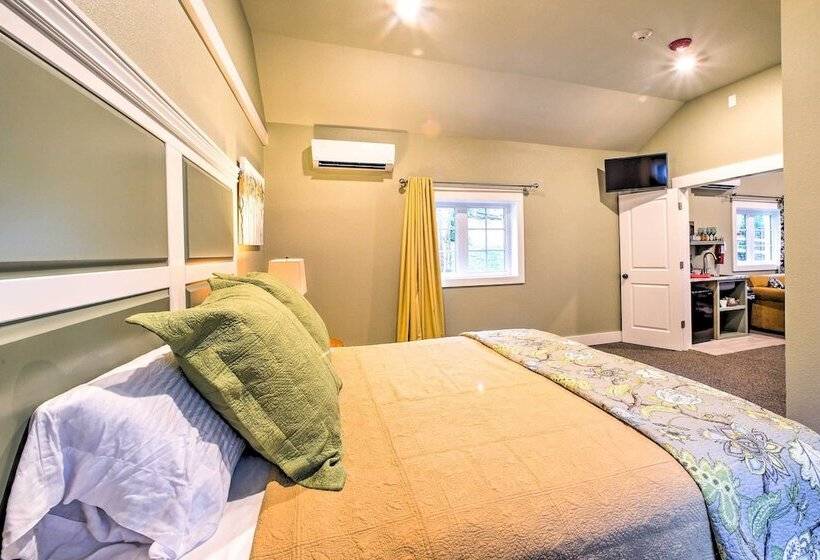 Welcoming Downtown Branson Cottage W/ Pool Access!