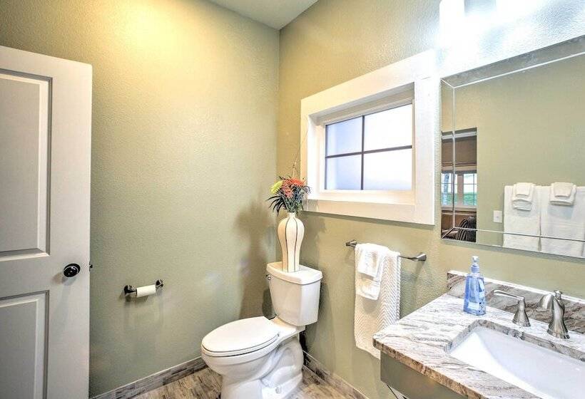 Welcoming Downtown Branson Cottage W/ Pool Access!