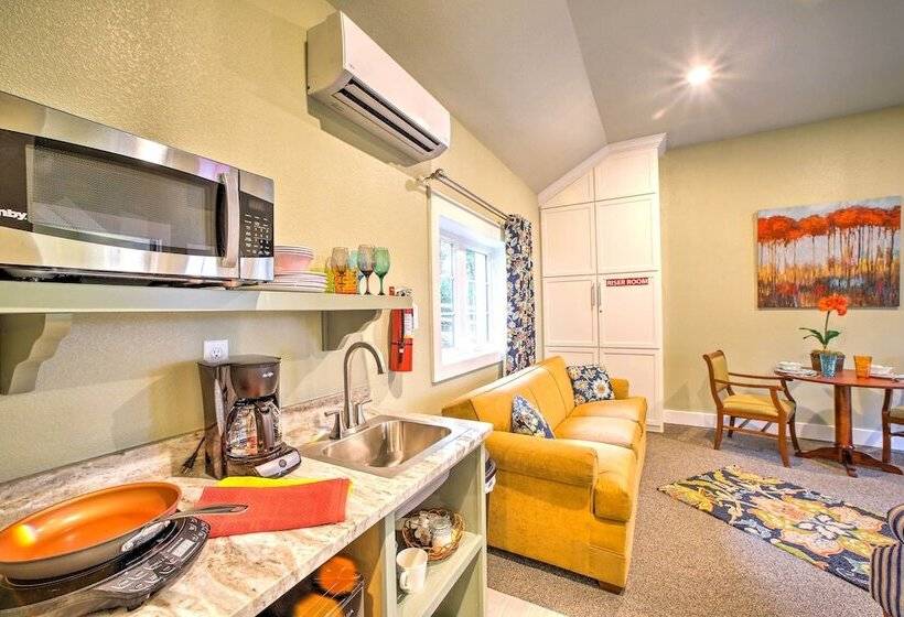 Welcoming Downtown Branson Cottage W/ Pool Access!