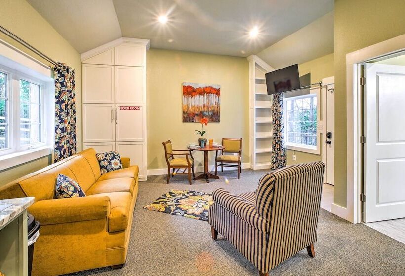 Welcoming Downtown Branson Cottage W/ Pool Access!