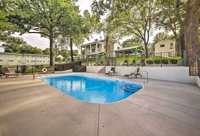 Welcoming Downtown Branson Cottage W/ Pool Access!