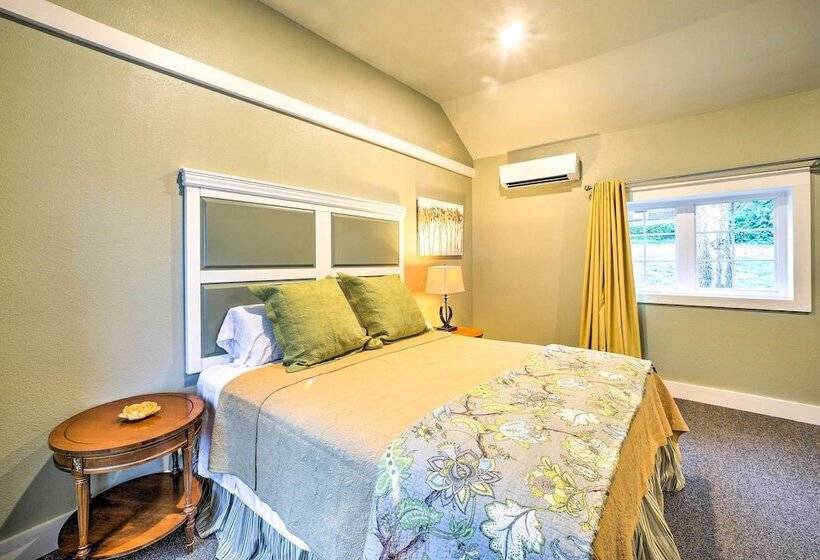 Welcoming Downtown Branson Cottage W/ Pool Access!