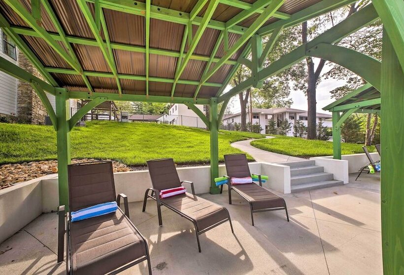 Welcoming Downtown Branson Cottage W/ Pool Access!