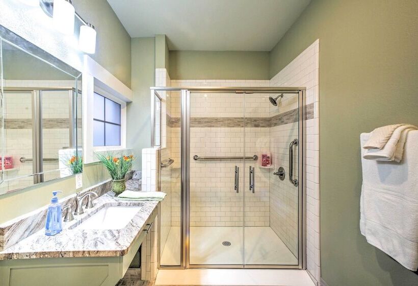 Welcoming Downtown Branson Cottage W/ Pool Access!