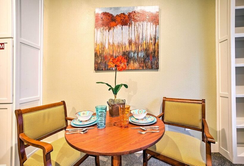 Welcoming Downtown Branson Cottage W/ Pool Access!