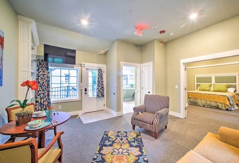 Welcoming Downtown Branson Cottage W/ Pool Access!